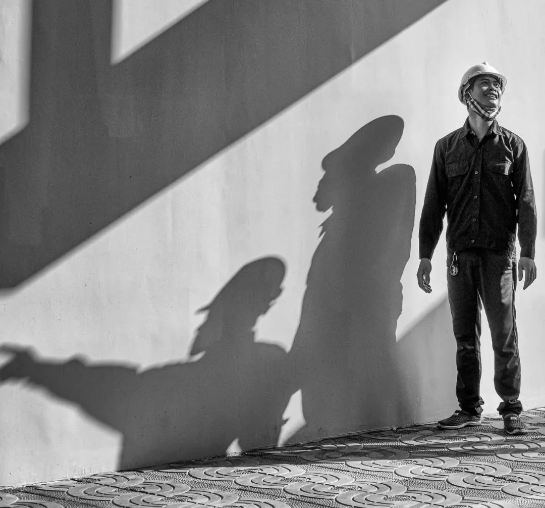 Inspection technique d’un bâtiment par drone pour analyse d’infrastructure.